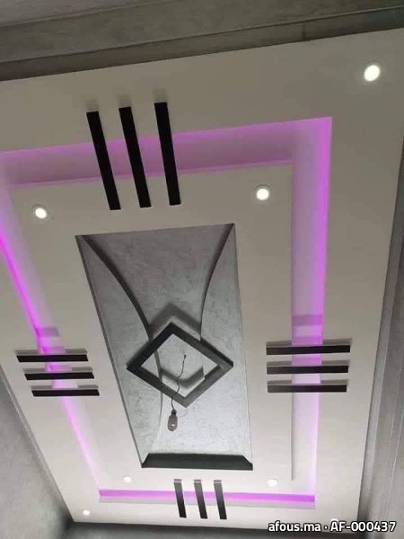 Faux plafond géométrique noir et blanc à LED rosée — Tétouan