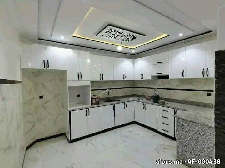 Cuisine blanche à faux plafond en plâtre à rosace — Tétouan