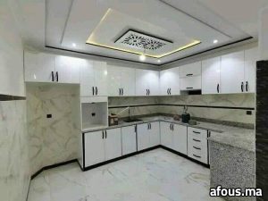Cuisine blanche à faux plafond en plâtre à rosace — Tétouan