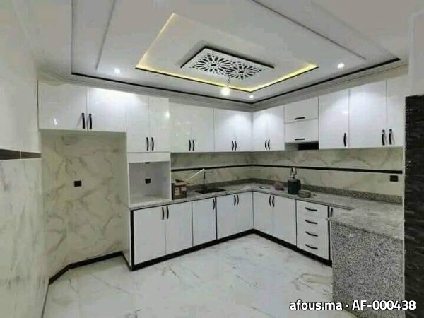 Cuisine blanche à faux plafond en plâtre à rosace — Tétouan