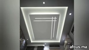 Faux plafond gris à cadre lumineux et lignes LED — Tétouan