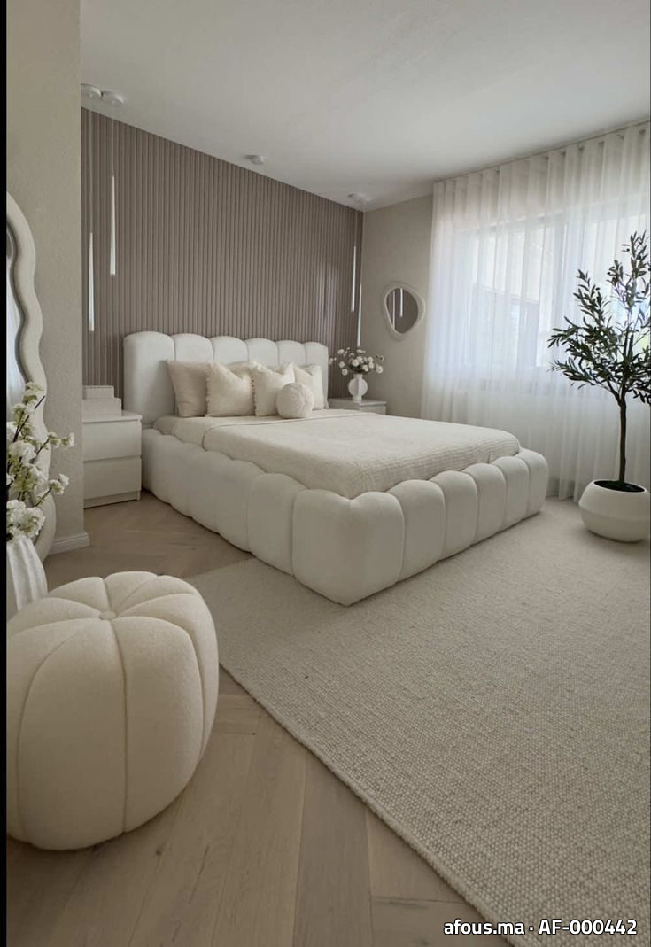 Chambre à lit en bouclé blanc et mur en tasseaux — Marrakech