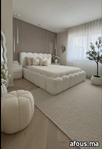 Chambre à lit en bouclé blanc et mur en tasseaux — Marrakech