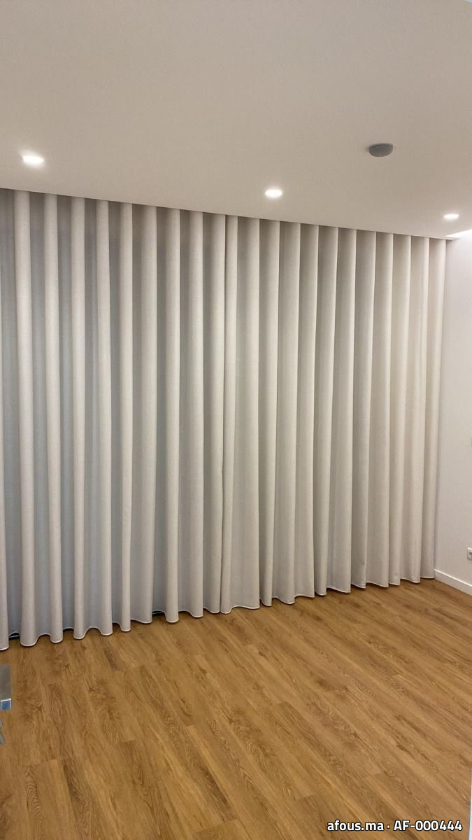 Rideaux à vagues en tissu gris clair sur parquet — Marrakech