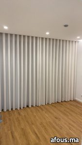 Rideaux à vagues en tissu gris clair sur parquet — Marrakech