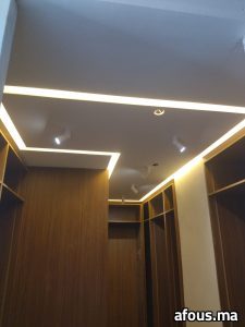 Dressing en bois à faux plafond à rubans lumineux — Salé