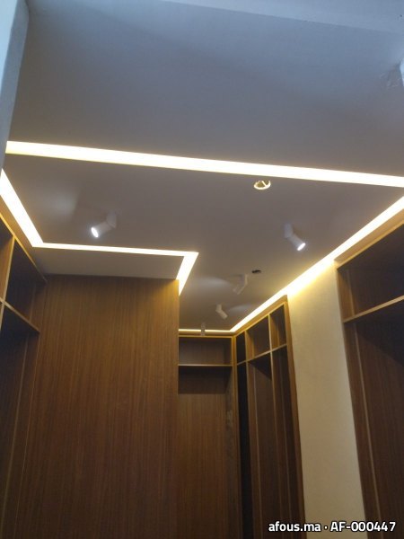 Dressing en bois à faux plafond à rubans lumineux — Salé