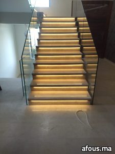 Escalier en marbre à éclairage LED sous les marches — Salé