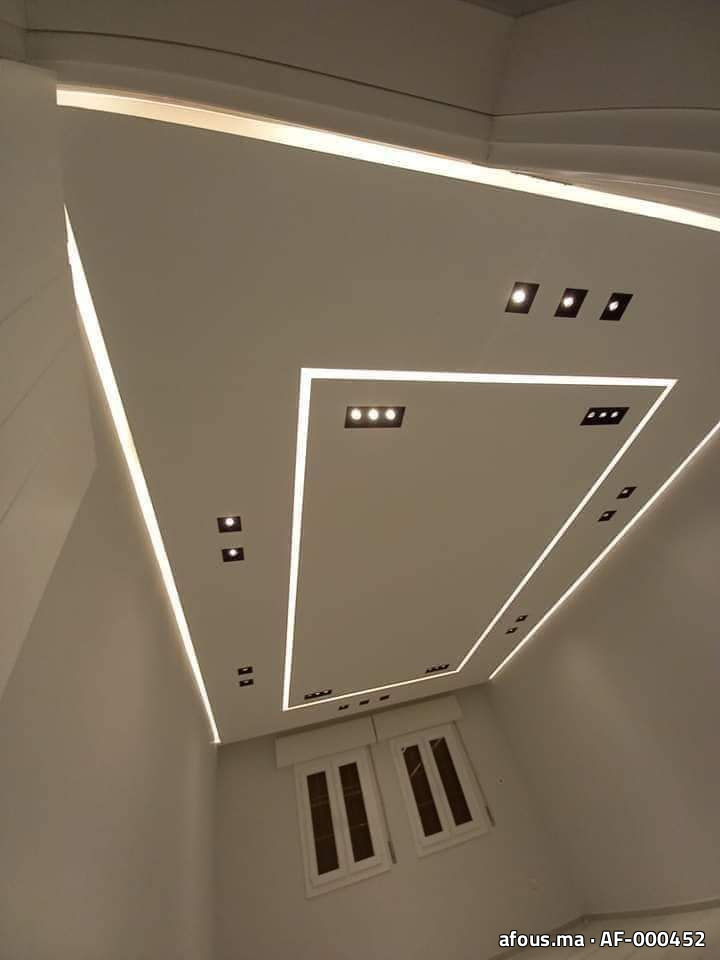 Faux plafond à cadre lumineux trapézoïdal et spots — Skhirat