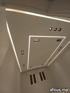 Faux plafond à cadre lumineux trapézoïdal et spots — Skhirat