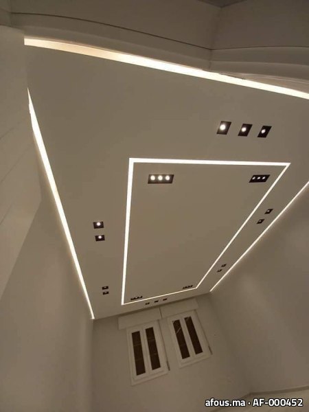 Faux plafond à cadre lumineux trapézoïdal