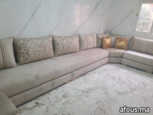 Salon marocain beige à coussins brochés et dorés — Marrakech