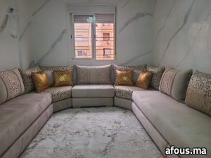 Salon marocain en U beige à coussins brochés et dorés — Marrakech