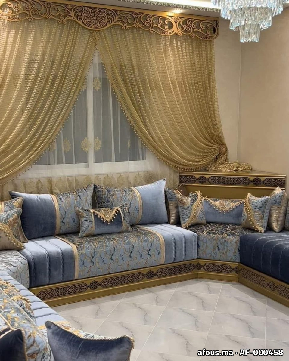 Salon marocain bleu et or à lambrequin doré et rideaux perlés — Marrakech