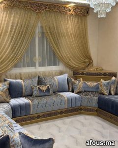 Salon marocain bleu et or à lambrequin doré et rideaux perlés — Marrakech