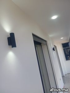 Couloir à appliques cylindriques noires et spots — Agadir
