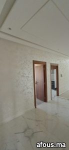 Couloir en enduit décoratif blanc nacré marbré — Meknès