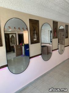 Miroirs ovales à cadre noir le long d'un couloir — Salé