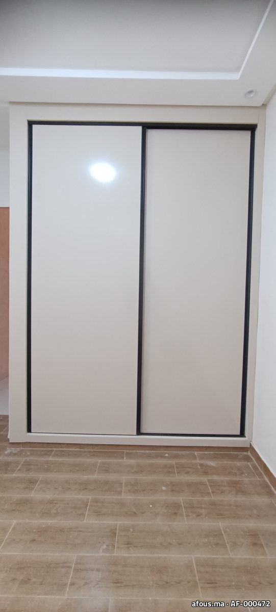 Placard à portes coulissantes effet bois et étagères — Meknès