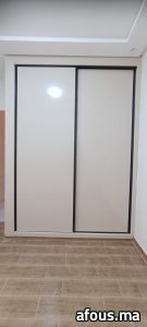 Placard à portes coulissantes effet bois et étagères — Meknès