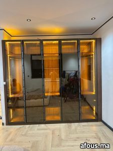 Dressing à portes en verre fumé et éclairage intégré — Al Hoceïma