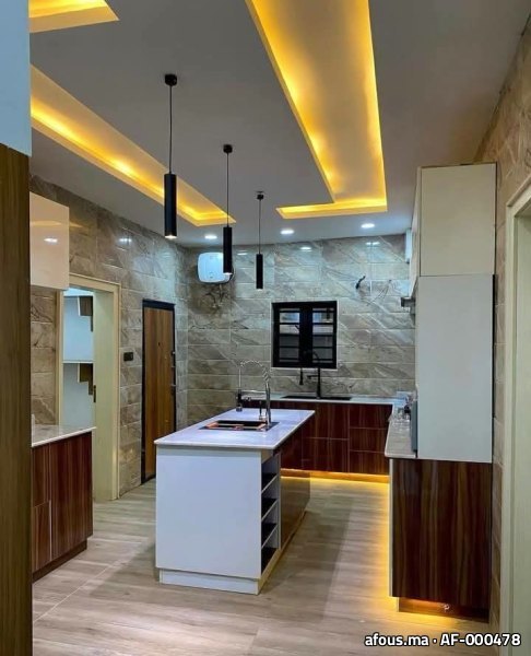 Cuisine moderne à faux plafond LED et îlot