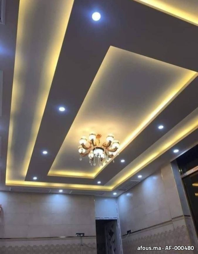 Faux plafond en plâtre multi-niveaux à lustre — Casablanca
