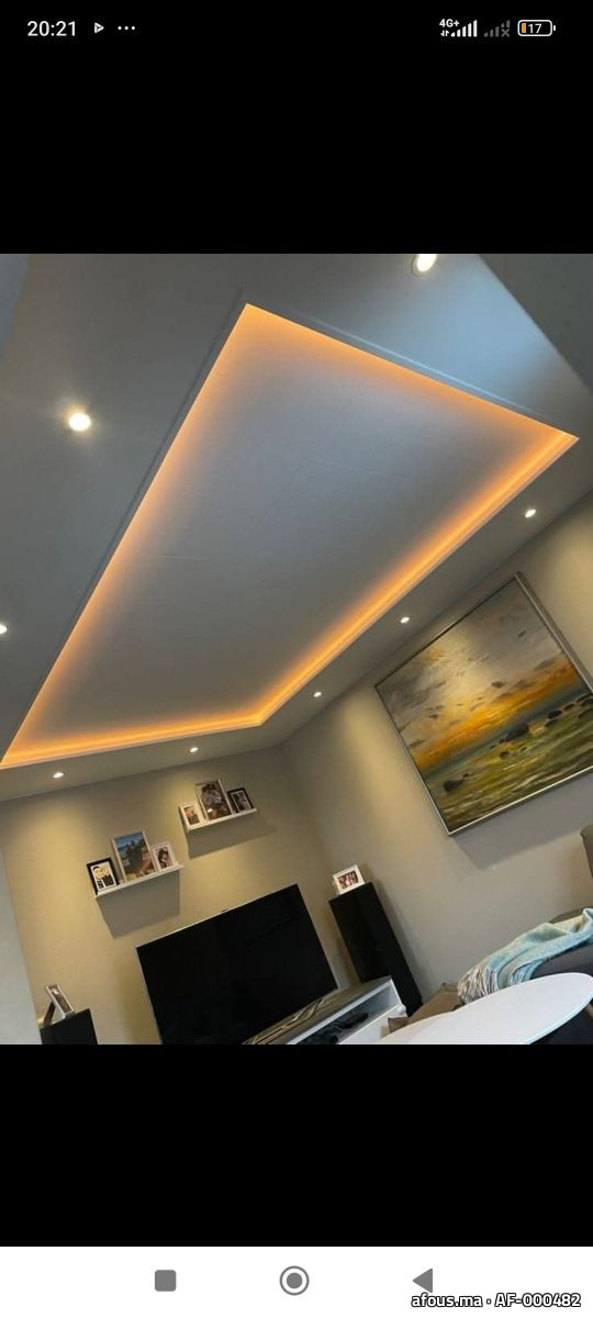 Salon à faux plafond trapézoïdal à LED — Casablanca