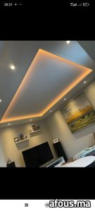 Salon à faux plafond trapézoïdal à LED — Casablanca