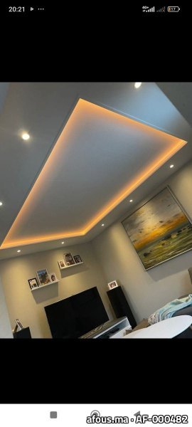 Salon à faux plafond trapézoïdal à LED — Casablanca
