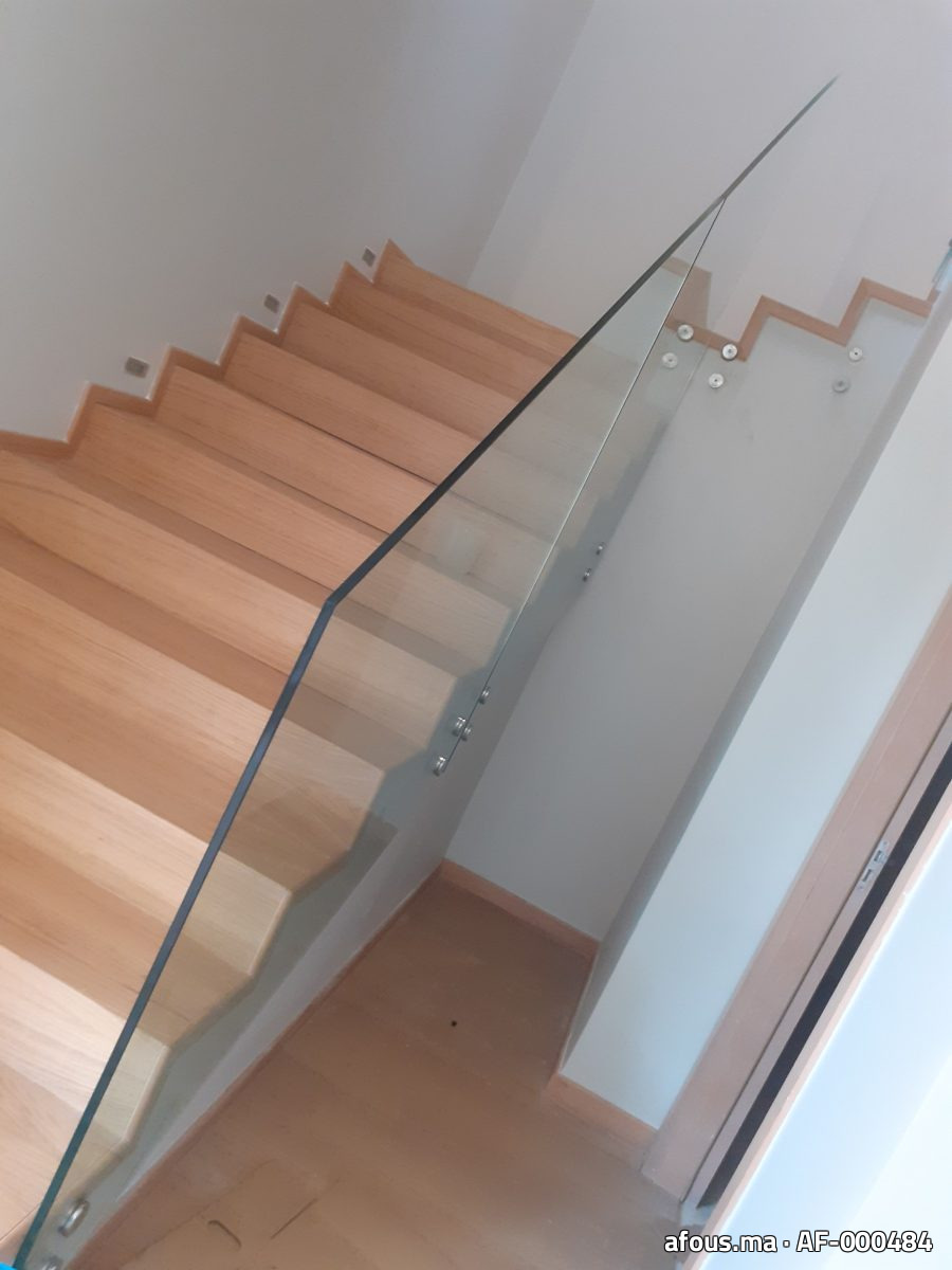 Escalier en bois clair à garde-corps en verre — Casablanca