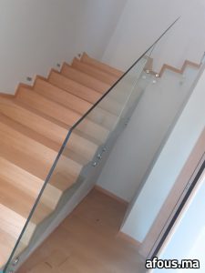 Escalier en bois clair à garde-corps en verre — Casablanca