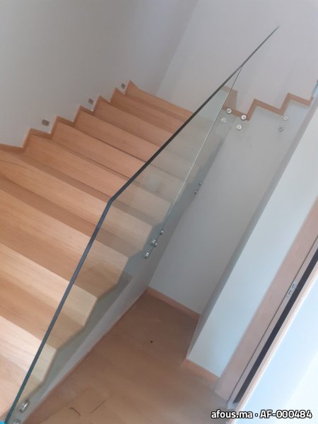 Escalier en bois clair à garde-corps en verre