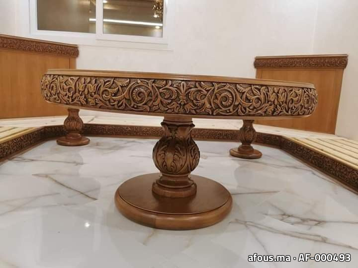 Table basse ronde en bois sculpté à frise arabesque — Casablanca