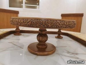 Table basse ronde en bois sculpté à frise arabesque — Casablanca
