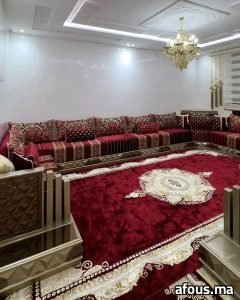 Salon marocain à sedari rouge et or et tapis à médaillon — Casablanca
