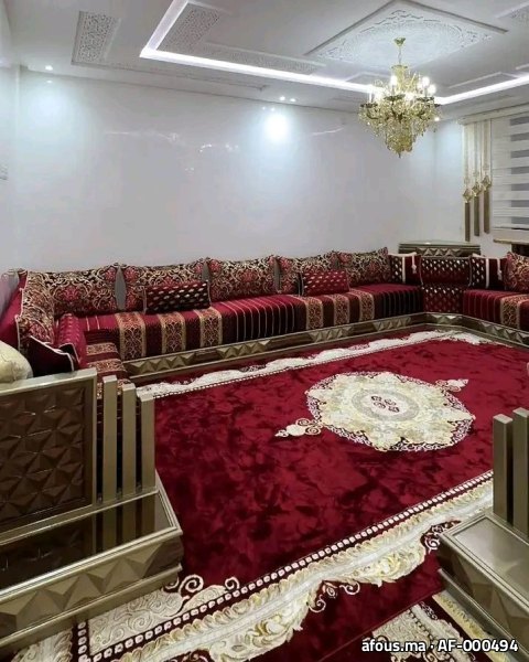 Salon marocain à sedari rouge et or et tapis