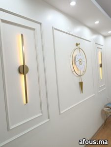 Couloir avec moulures en plâtre et appliques — Marrakech