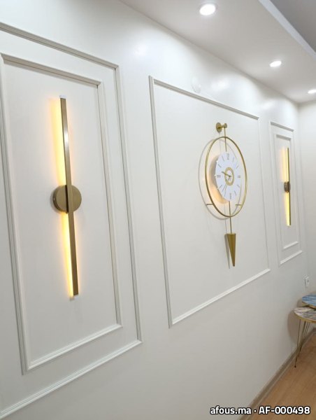 Couloir avec moulures en plâtre et appliques