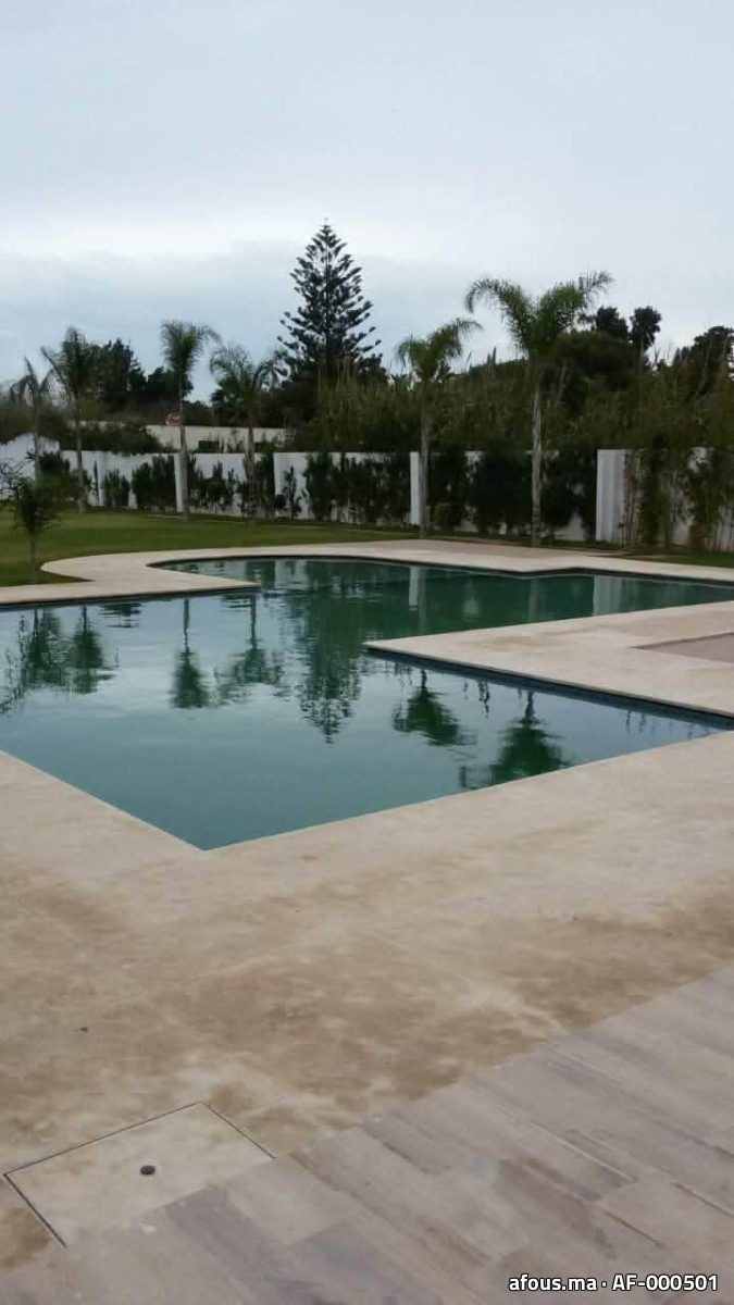 Dallage de piscine en pierre claire — Nador