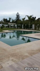 Dallage de piscine en pierre claire — Nador