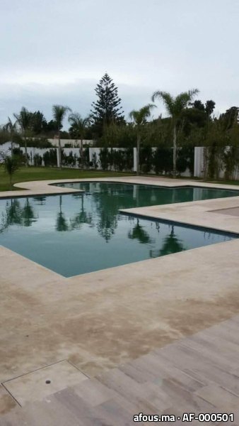 Dallage de piscine en pierre claire — Nador