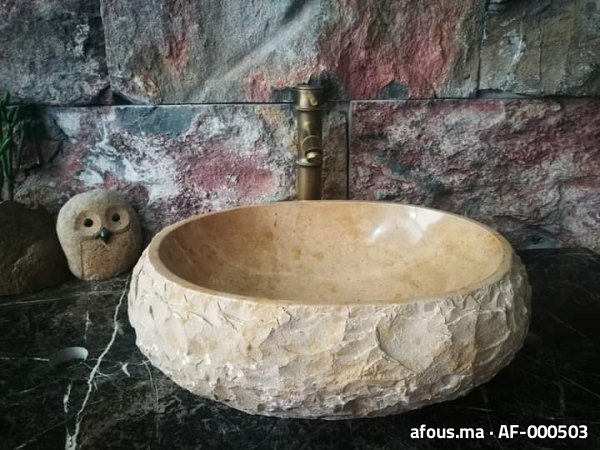 Vasque en pierre naturelle sur plan marbre