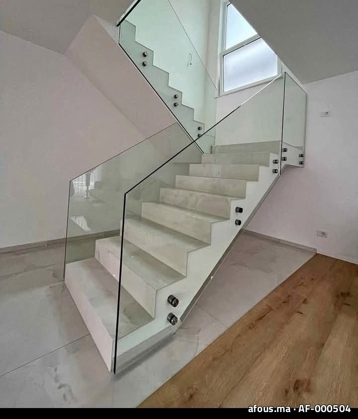 Escalier à garde-corps en verre trempe et marches marbre — Rabat