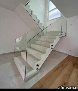 Escalier à garde-corps en verre trempe et marches marbre — Rabat