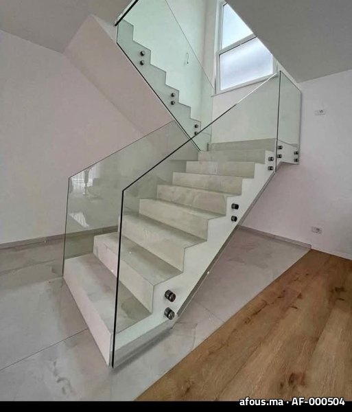 Escalier à garde-corps en verre trempe et marches marbre