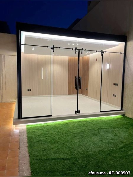 Veranda vitrée à cadre aluminium noir sur une terrasse — Casablanca