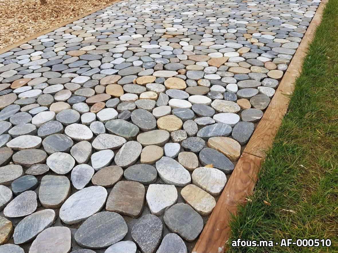 Allée de jardin pavée de pierres plates multicolores — Nador