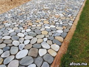Allée de jardin pavée de pierres plates multicolores — Nador
