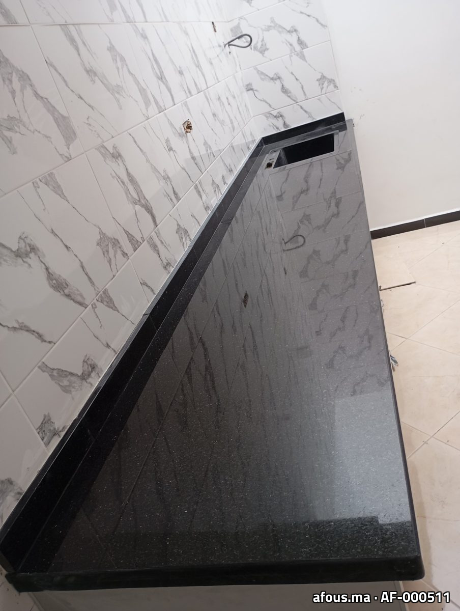 Paillasse en granit noir sur faïence effet marbre blanc — Mirleft